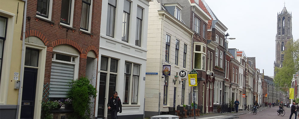 De lange nieuwstraat in Utrecht, met zicht op de dom