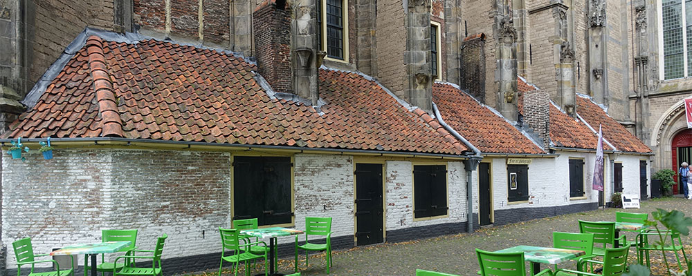 De Maagdenhuisjes tegen deel van de Mariakerk in Deventer De Maagdenhuisjes tegen deel van de Mariakerk in Deventer