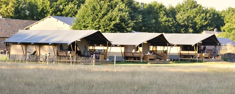 Zicht op de safaritenten op mooirust