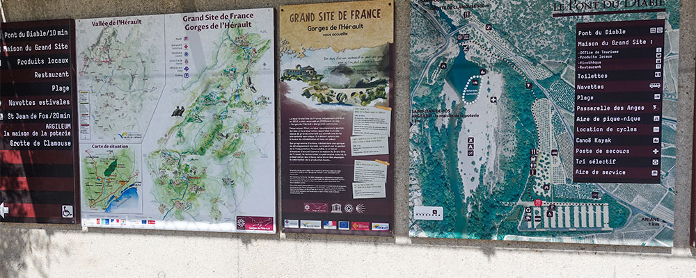 Strand bij Pont du Diable met VVV en restaurant