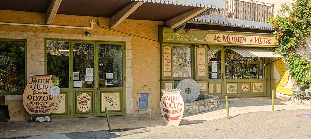 Olijfmolen met dito winkeltje in Nyons, Promenade de la Digue