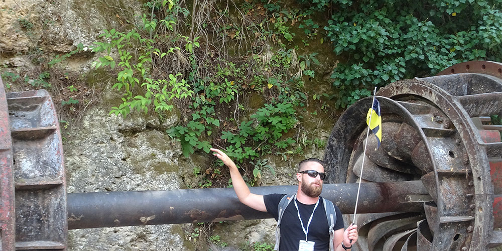 Onze gids enthousiast aan het vertellen over de oude turbines