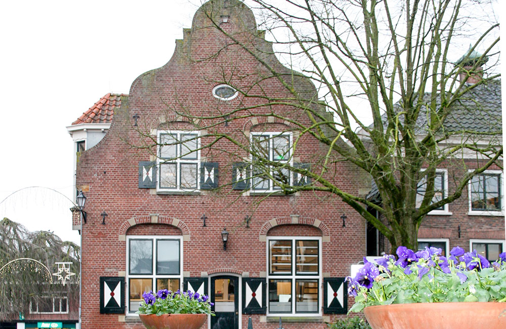 Klokgevel op plein Aalten