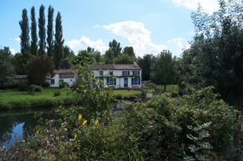 Romantisch huisje langs het water Romantisch huisje langs het water