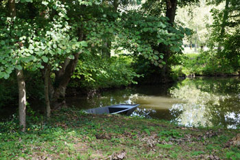 Doorkijkje Marais Poitevin met bootje Doorkijkje in Marais Poitevin met bootje