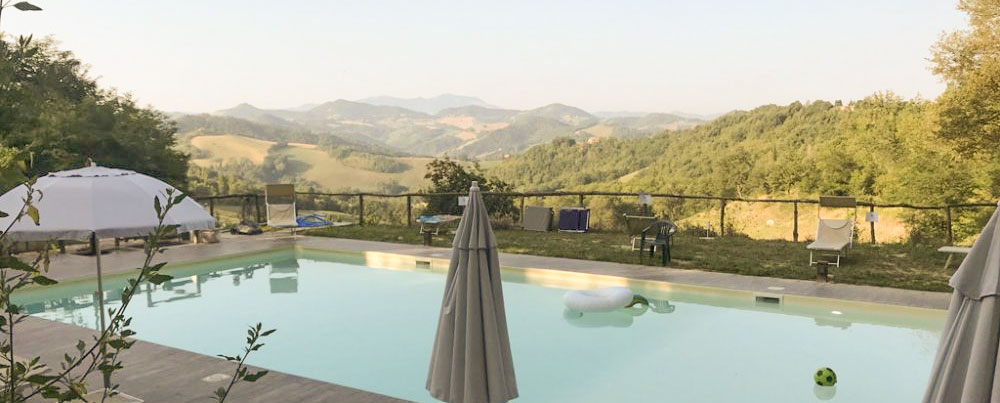 Minicamping Pronto Campi in de Marche met een fantastisch uitzicht vanaf het zwembad