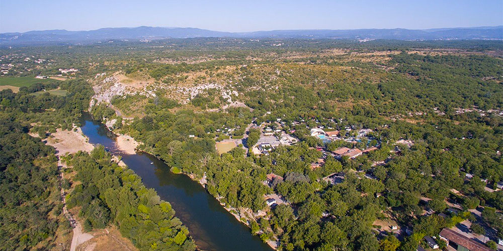 De rivier Chassezac (zijrivier Ardèche) en het kiezelStrand liggen op slechts een steenworp afstand van camping Le Ranc Davaine Le Ranc Davaine aan de rivier de Chassezac gelegen, een zijrivier van de Ardèche