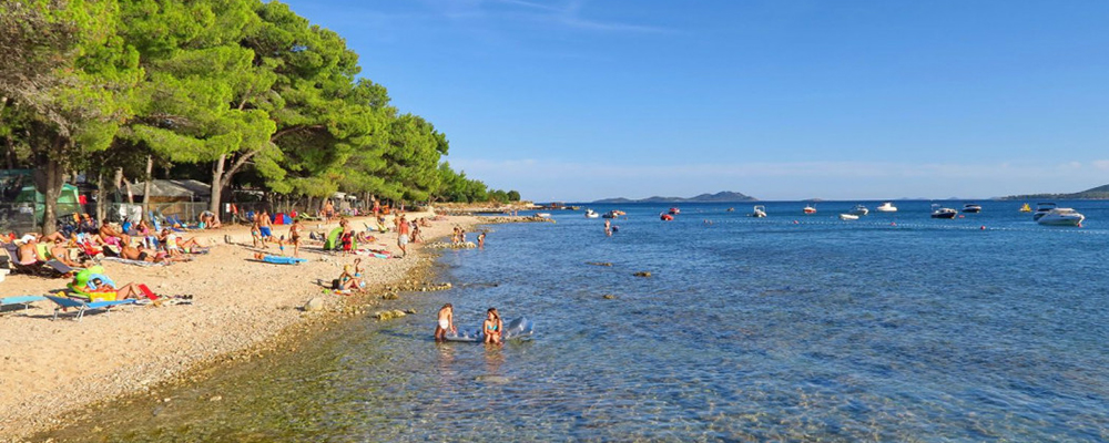 Strand Mediteran Kamp Ljutic Het strand van camping Ljutic bij Biograd