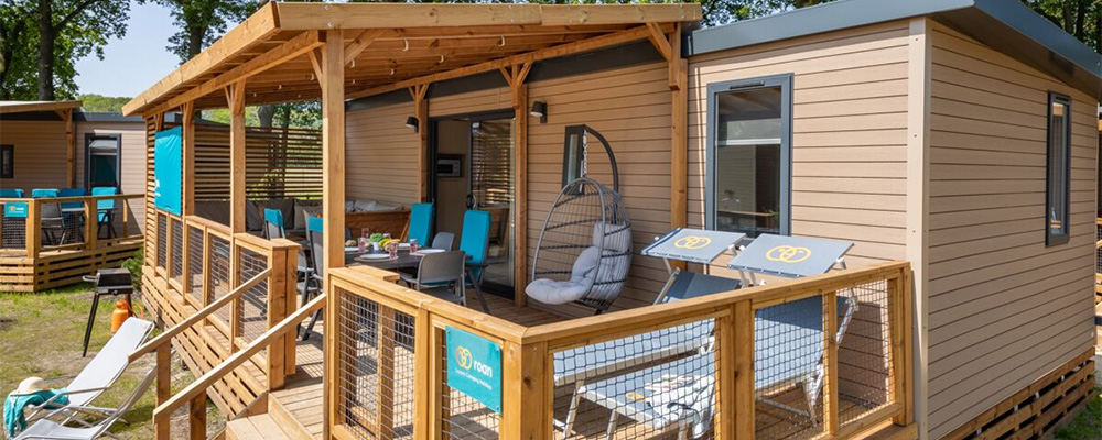 De nieuwe 8 persoons Ultimate Plus glamping stacaravan van Roan staan op diverse campings in Euopa De nieuwe 8 persoons Ultimate Plus glamping stacaravan van Roan staan op diverse campings in Euopa