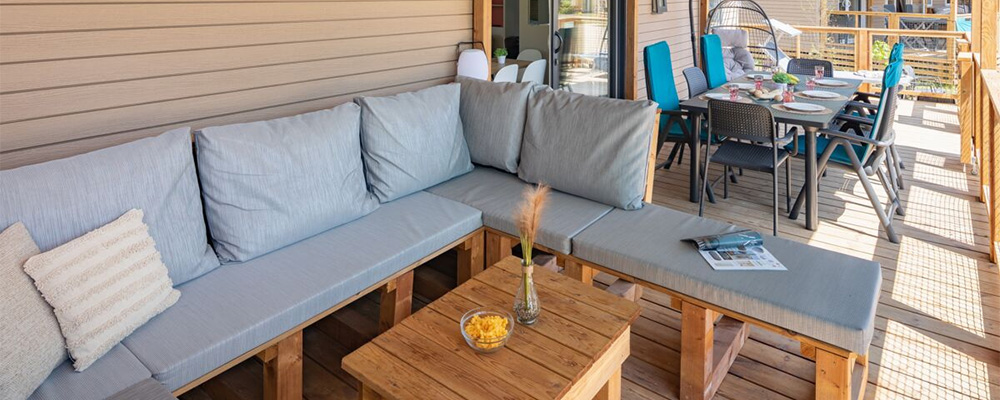 De nieuwe 8 persoons Ultimate Plus glamping stacaravan van Roan staan op diverse campings in Euopa De nieuwe 8 persoons Ultimate Plus glamping stacaravan van Roan staan op diverse campings in Euopa