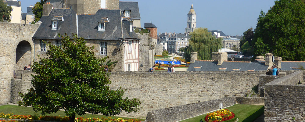 Vannes aan de zuidkant van de Golf van Morbihan met de vestingmuren Vannes aan de zuidkant van de Golf van Morbihan met de vestingmuren