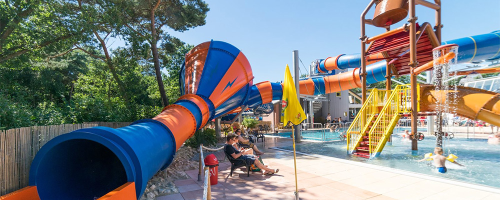 Zwemplezier bij het tropische zwemparadijs van de Zandstuve