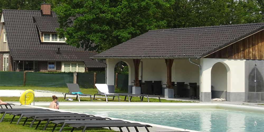 verwarmd zwembad buiten Hof van Salland