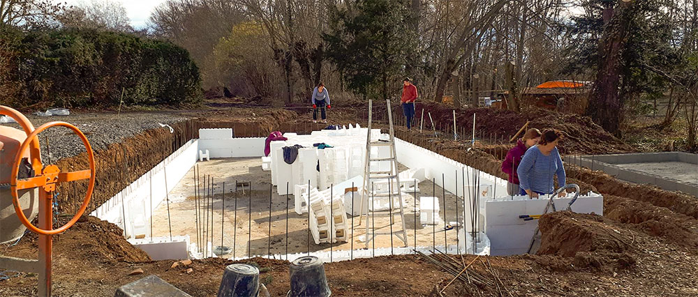 Er wordt hard gewerkt aan het nieuwe zwembad op camping Domaine des Lilas